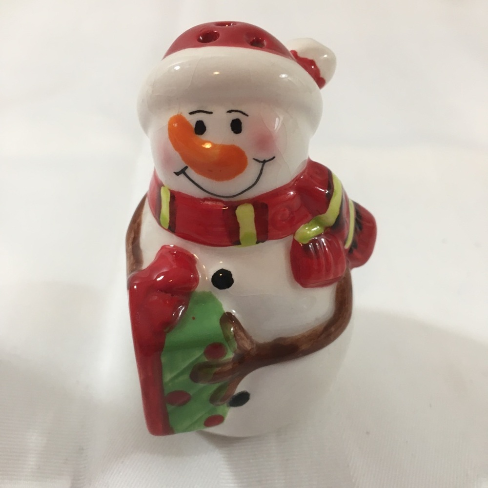 Snow man salt and pepper shakers. Mr and Mrs vintage. No chips or cracks 4” - Picture 4 of 7